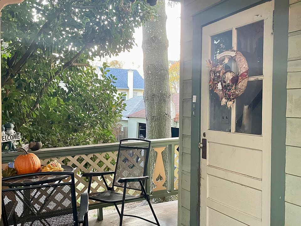Entrance to apartment via side porch
