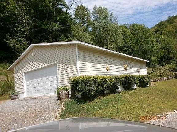 3rd image of 371 Acorn Ln