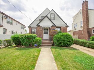 3420 204th St, Bayside, NY 11361