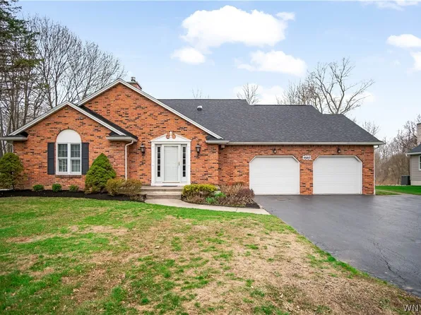 4660 Oakwood Ln, Clarence, NY 14031