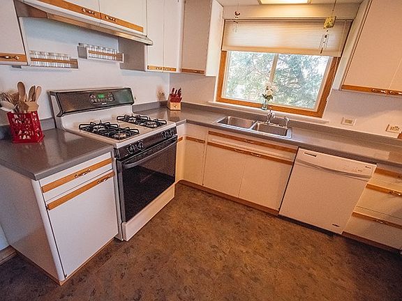 5th image of 209 Hollister Ave