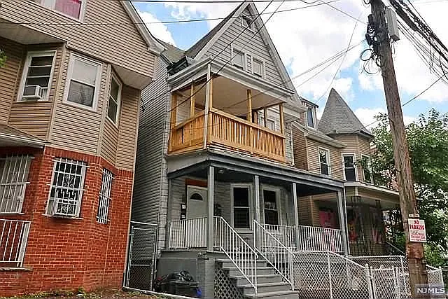 3 bed, 1000 sqft, $2,100 — Photo 1
