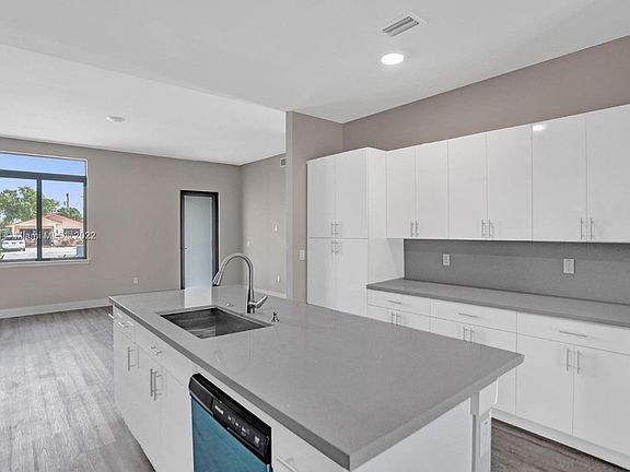 2nd image of 432 E 16th St #432