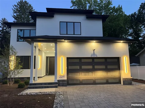 224 Riveredge Rd, Tenafly, NJ 07670