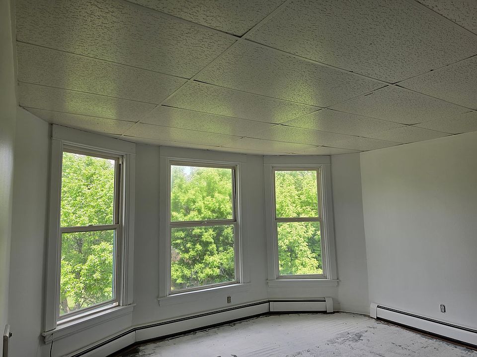 2nd image of 625 Maple St #6