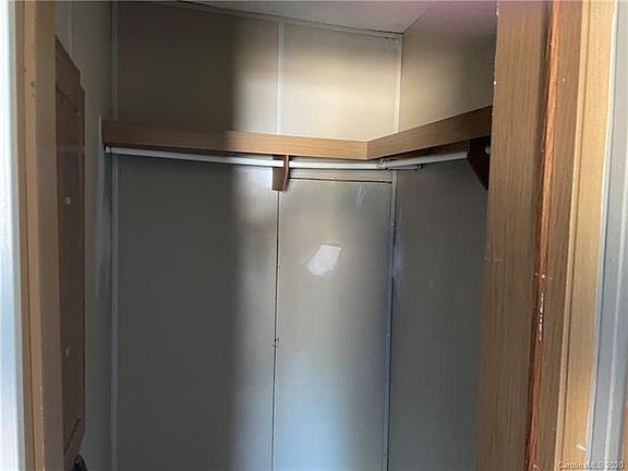 3rd image of 416 Mountain Meadows Dr