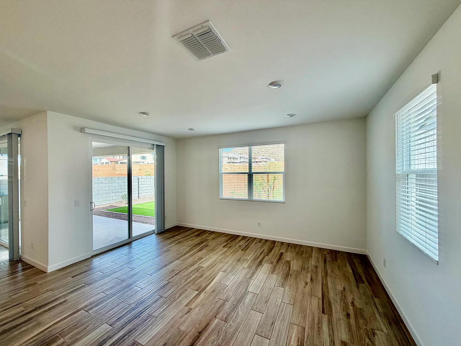 5 bed, 3176 sqft, $3,900 — Photo 3