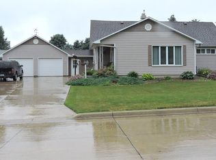1708 1st St, Hull, IA 51239