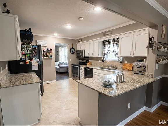 4th image of 107 Prospect St