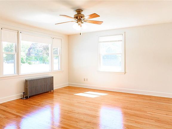 4th image of 40 Windsor Park Dr