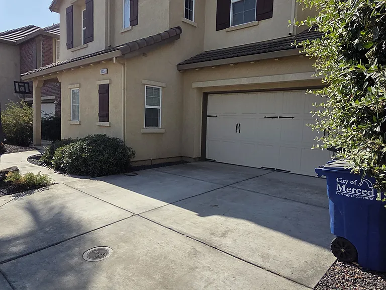 1350 Belmont Dr — Photo 3