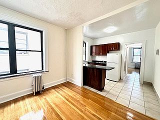 4th image of 21-14 Crescent St #3