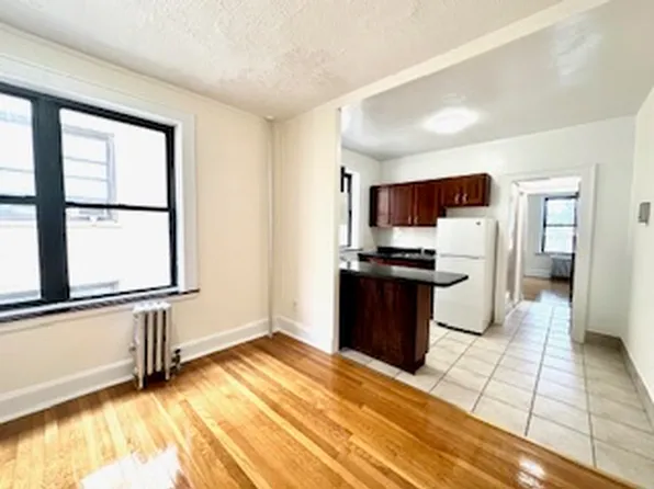 21-14 Crescent Street image 3 of 15