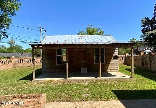 3rd image of 504 Gordon Dr