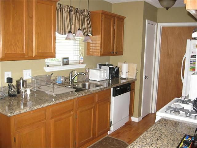 2nd image of 909 River Creek Dr