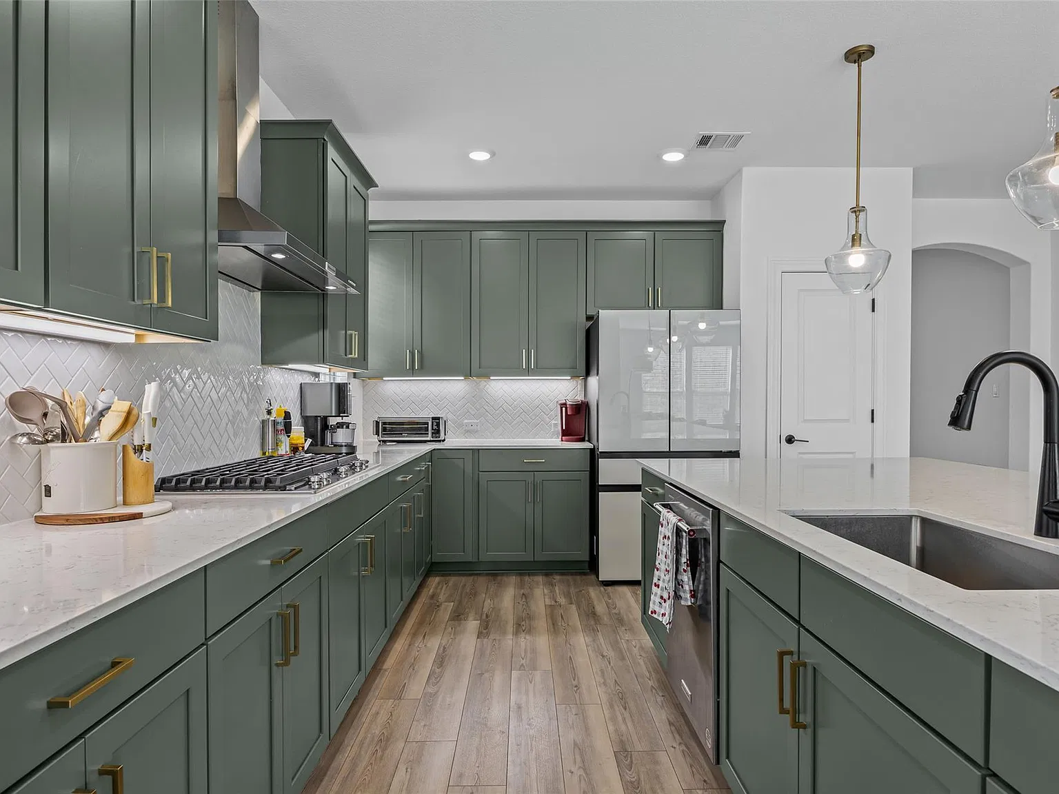 4 bed, 3.5 bath, 3411 sqft, $3,750 — Photo 3