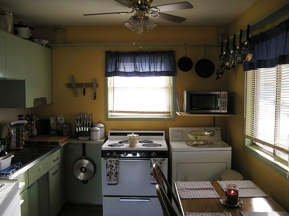 Extended Eat-In Kitchen