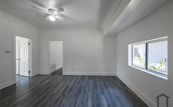 204 W 52nd Pl — Photo 11