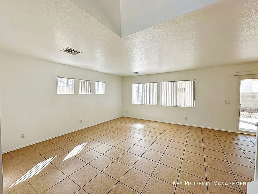 Remodeled 3 Bedroom + Den Home With Rv/Boat Parking Move In Ready — Photo 4