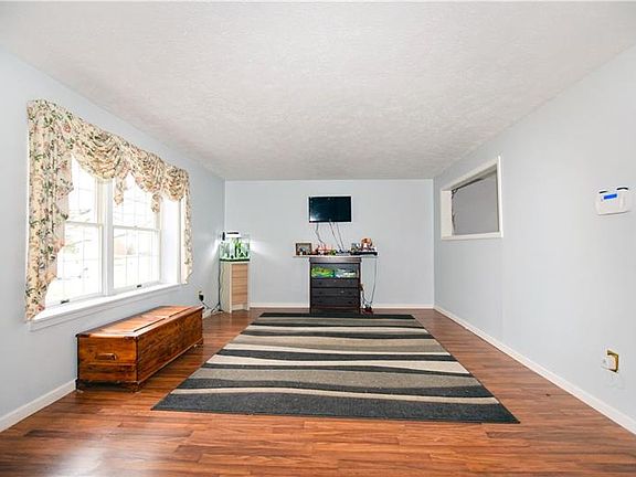 4th image of 1105 Crestwood Dr