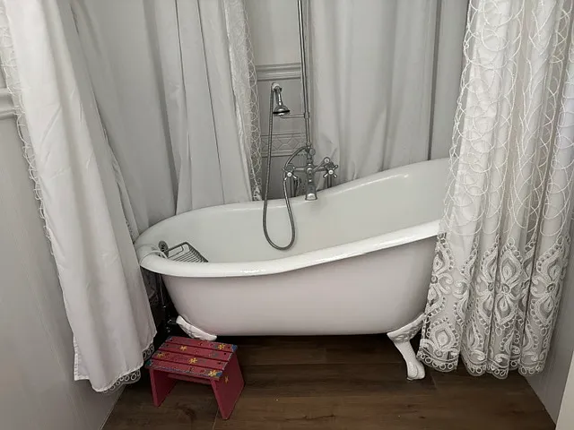 GRACEFUL CLAW FOOT TUB