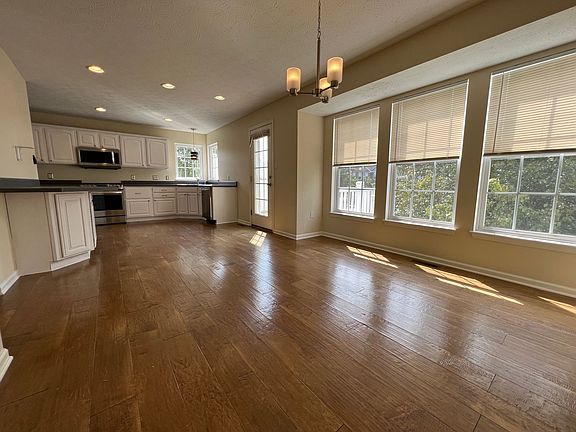 4th image of 410 Village Pl