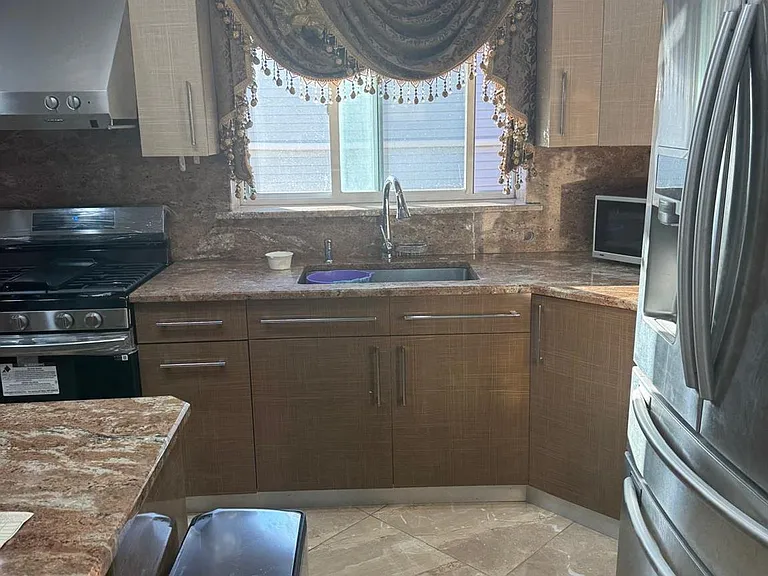138-54 Hoover Ave #3R — Photo 6