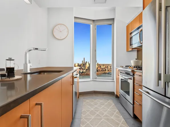 8 Spruce Street image 3 of 20