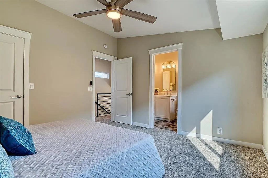 2 bed, 880 sqft, $1,600 — Photo 1