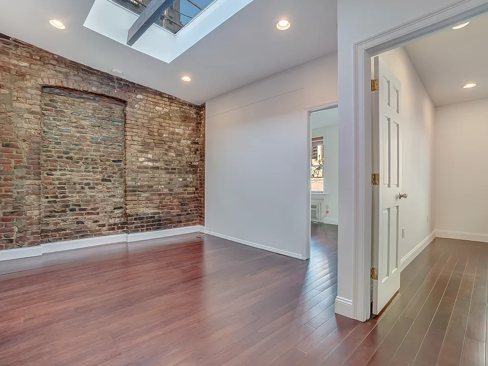 277 W 22nd St #2B
