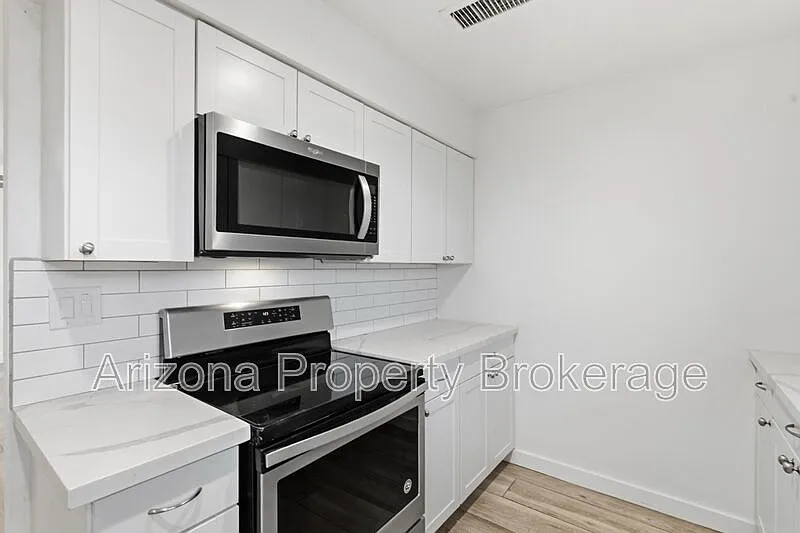 2 bed, 1.0 bath, 945 sqft — Photo 4