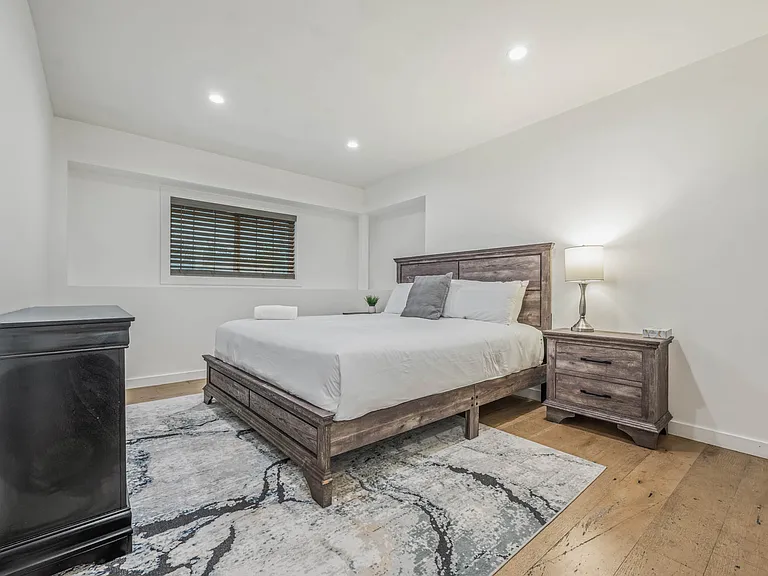 10146 Amestoy Ave — Photo 32