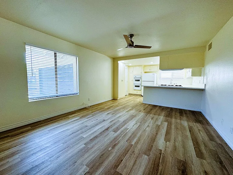 2105 E Petunia St — Photo 3