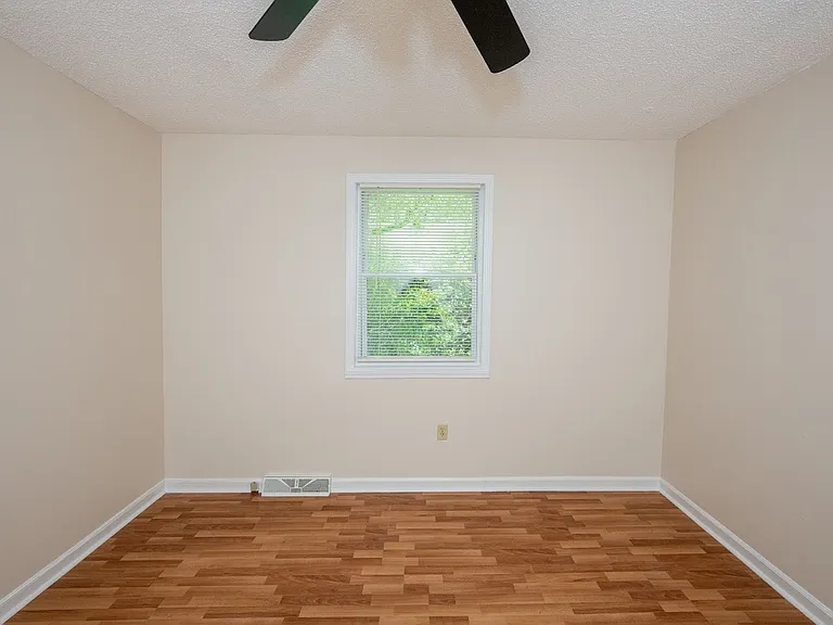 300 Berkley Ct #8 — Photo 9