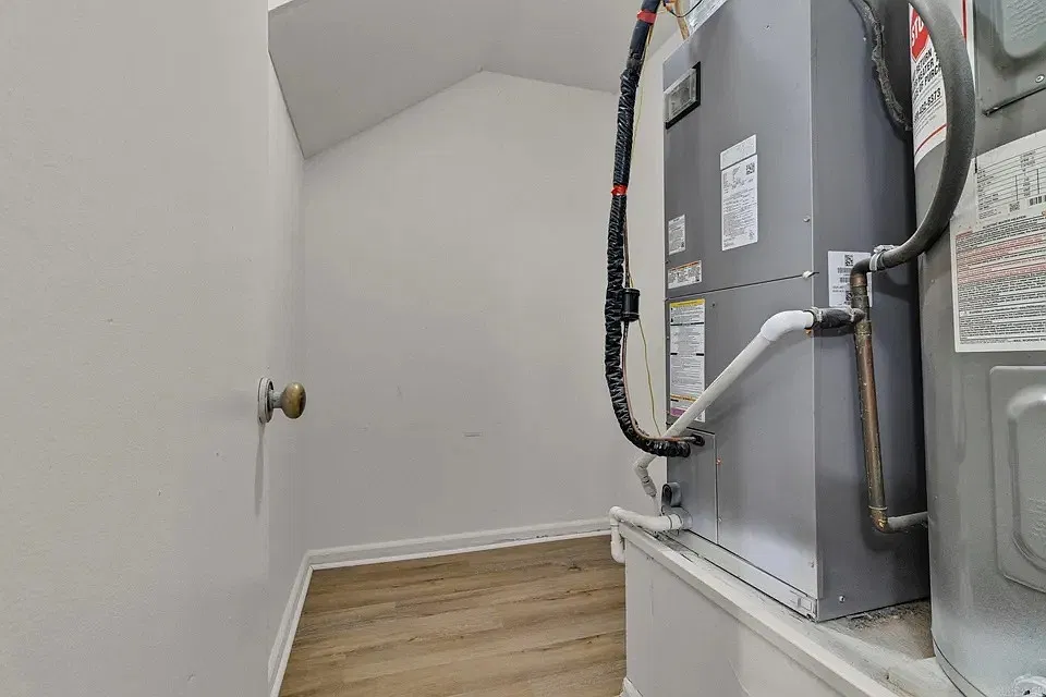 3 bed, 1.5 bath, 1100 sqft, $1,100 — Photo 3