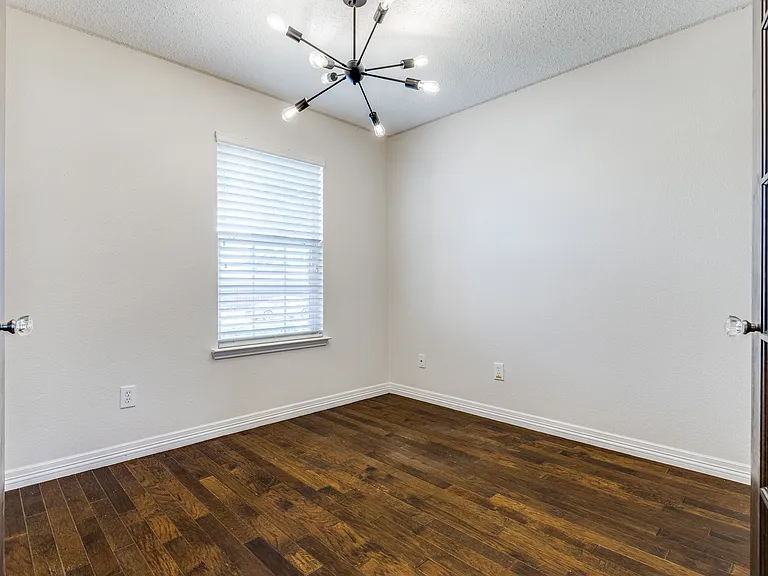 2112 Royal Acres Trl — Photo 3