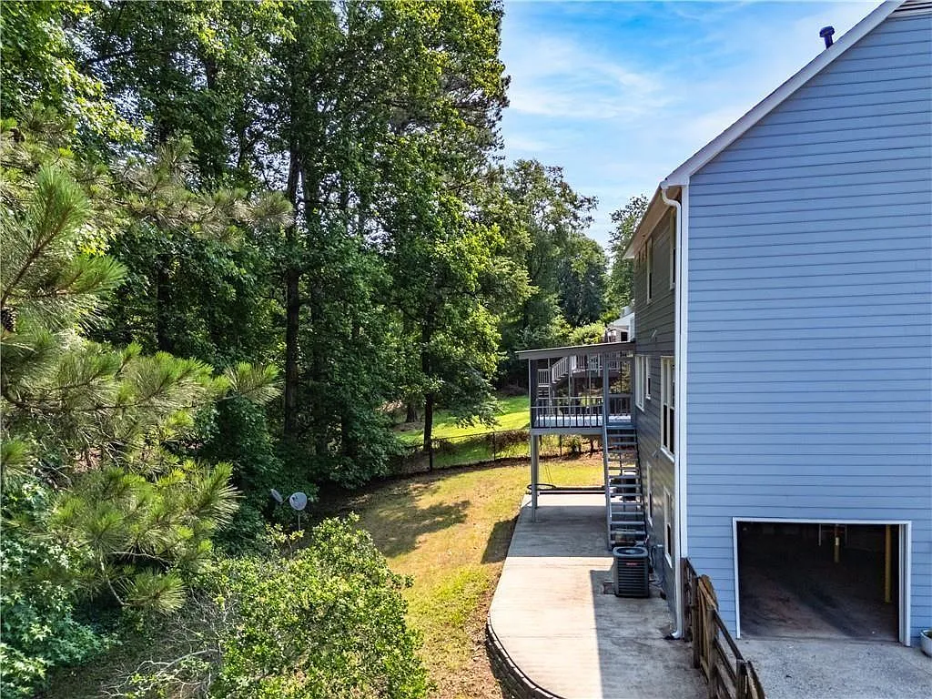 4 bed, 2.5 bath, 2548 sqft, $3,100 — Photo 4