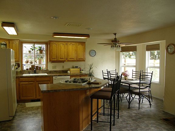 kitchen & breakfast nook
