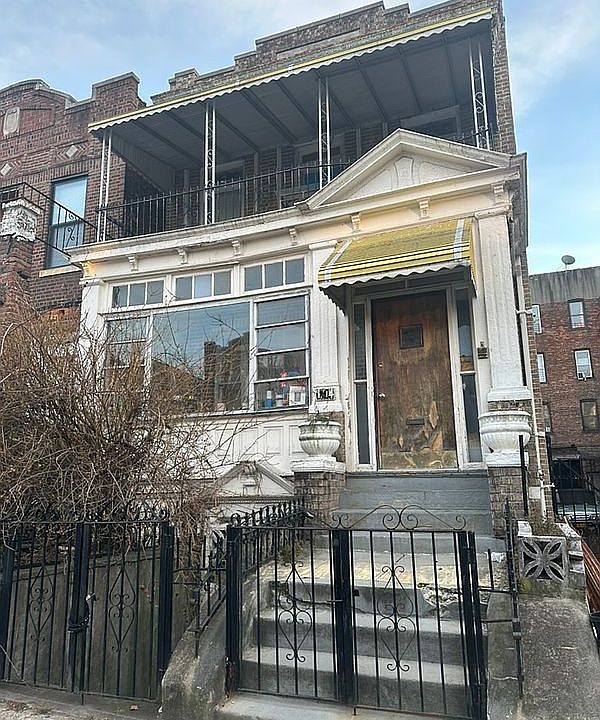 2nd image of 1414 Lincoln Pl #1