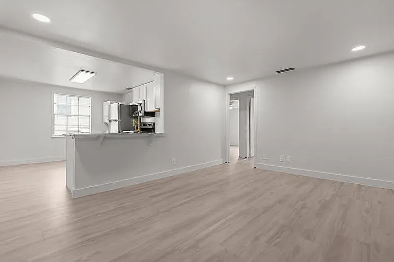517 W Houston St — Photo 2