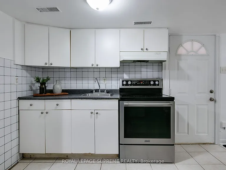 422 Oakwood Ave #BASEMENT — Photo 8
