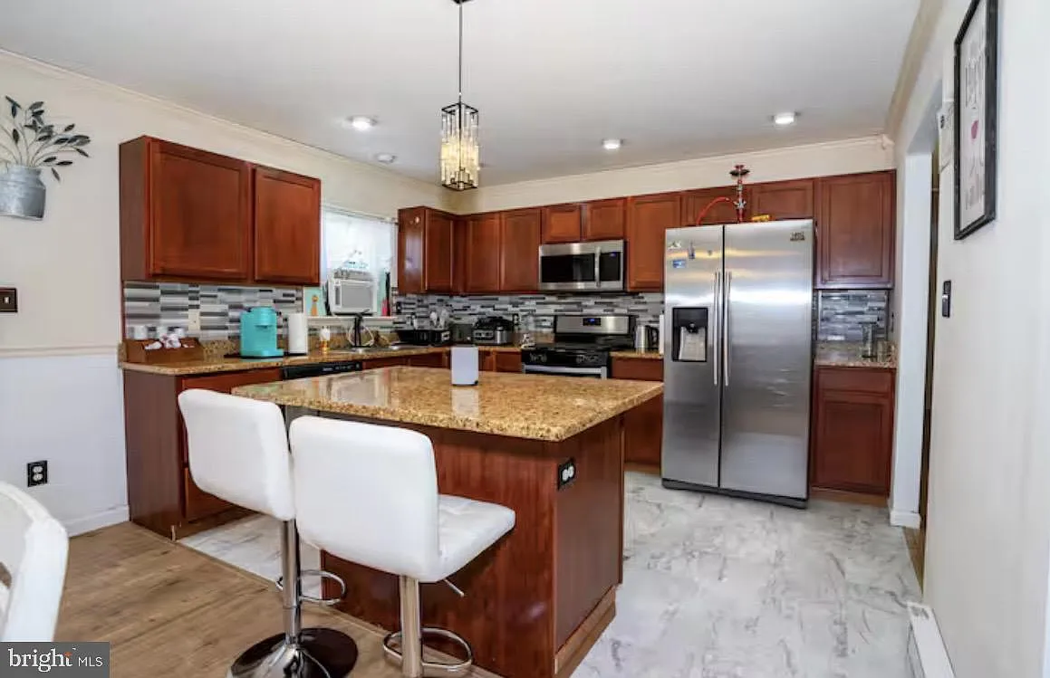 4 bed, 2348 sqft, $2,700 — Photo 4