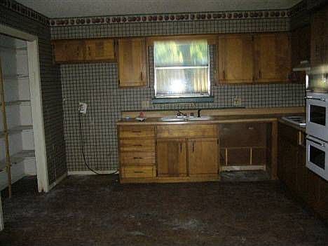2nd image of 558 E Neagle Ave
