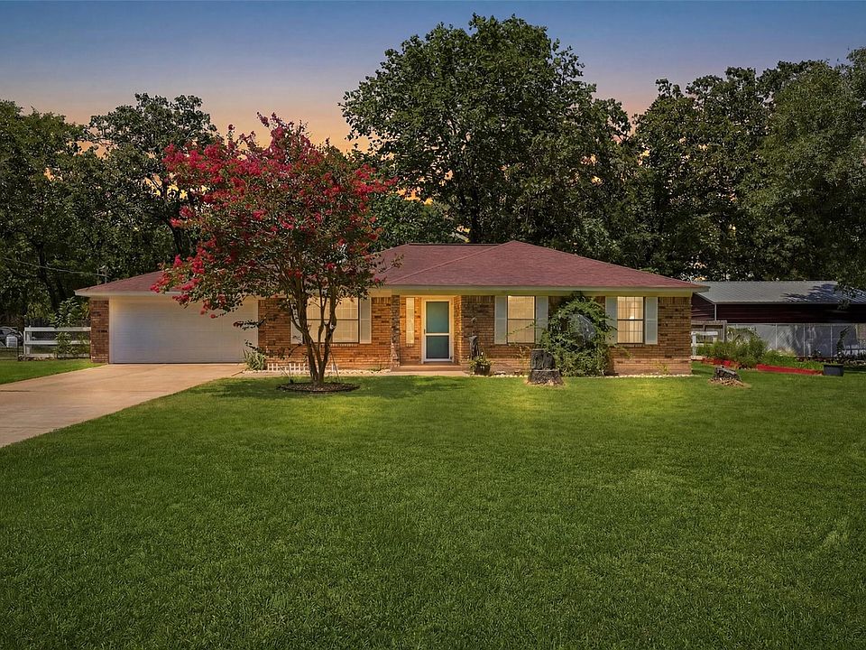 1st image of 39 Wood Lodge Dr