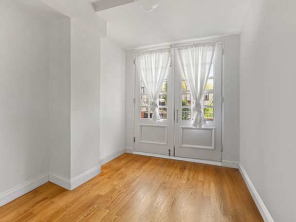 5th image of 112 Washington Ave APT 2