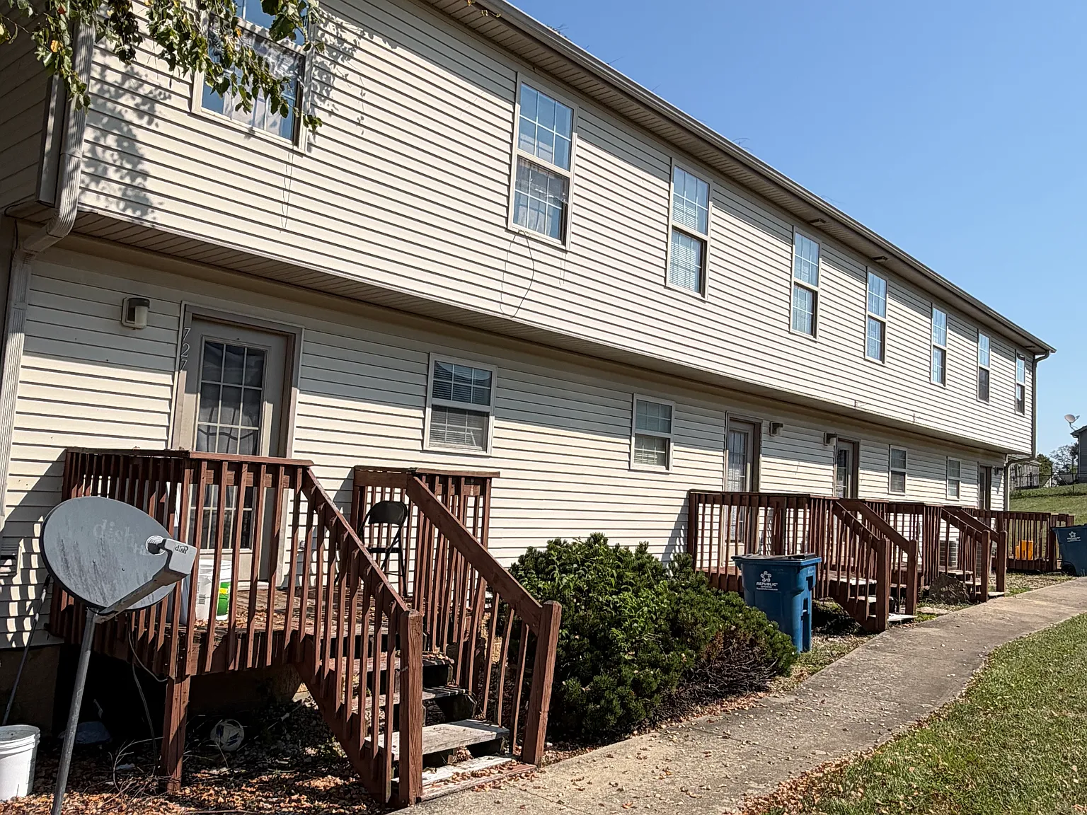 3 bed, 1100 sqft, $1,000 — Photo 2