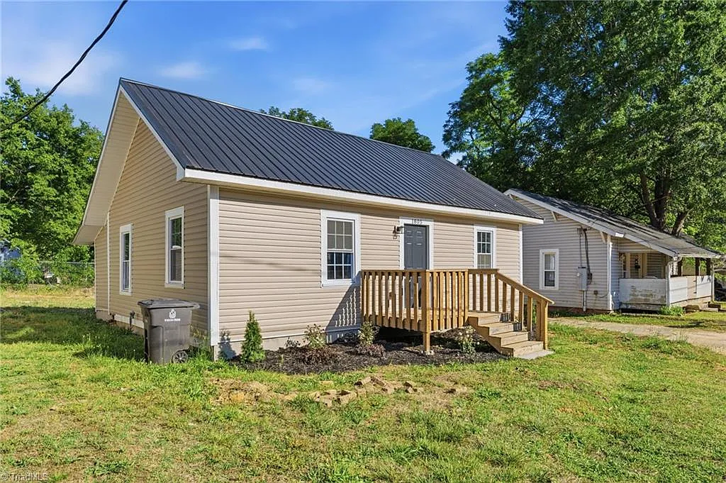 3 bed, 900 sqft, $1,350 — Photo 2