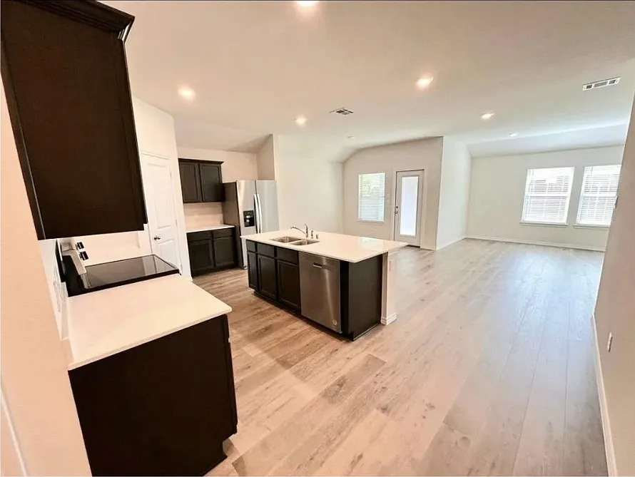 4 bed, 1779 sqft, $2,375 — Photo 3