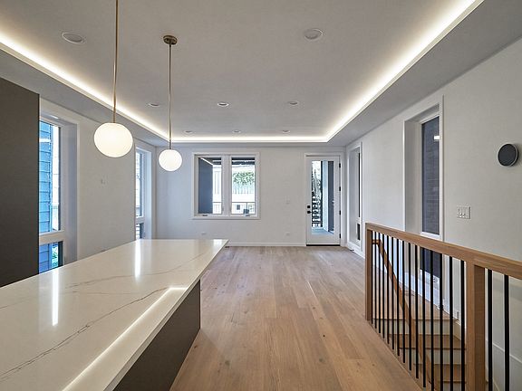 2nd image of 831 N Maplewood Ave #1