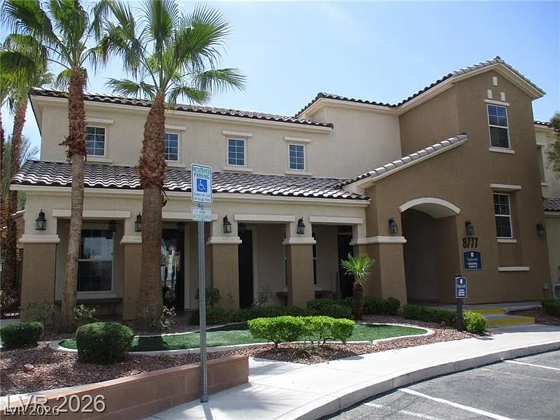 2 bed, 1.0 bath, 841 sqft, $2,200 — Photo 1